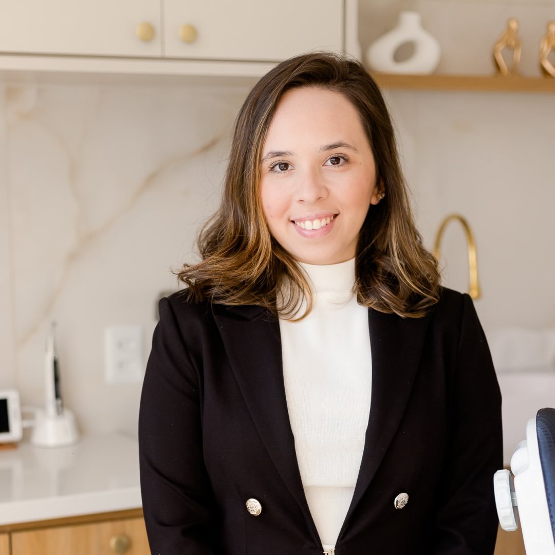 Dra. Lara Monteiro - Especialista em Endodontia